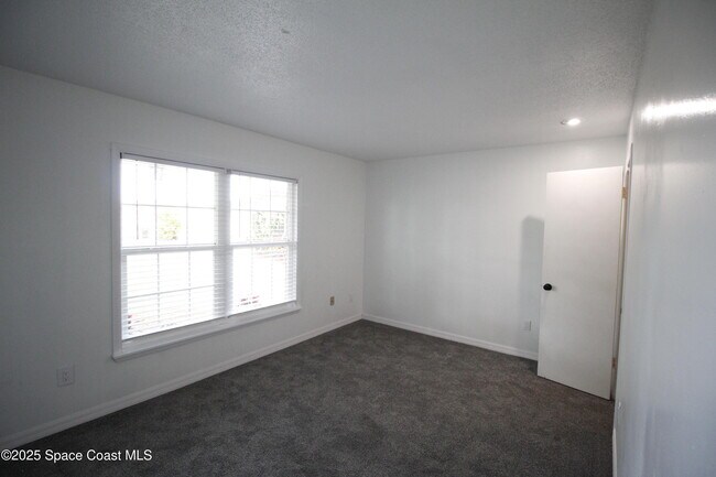 Building Photo - 3002 Edgewood Dr NE