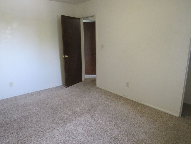 Building Photo - Spacious Bi Level home backing to open space