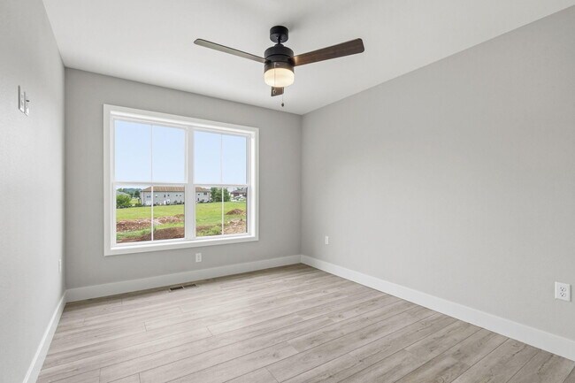 Building Photo - 2175 W Parkview Ave