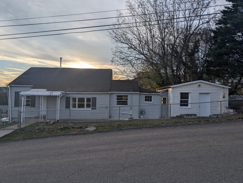 Three bedroom top level with fenced front yard. - 801 Cox St