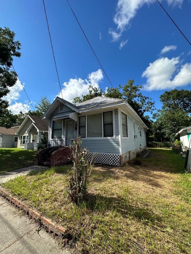 Building Photo - Fully Renovated 2/1 Single Family Ready to Move In!!!