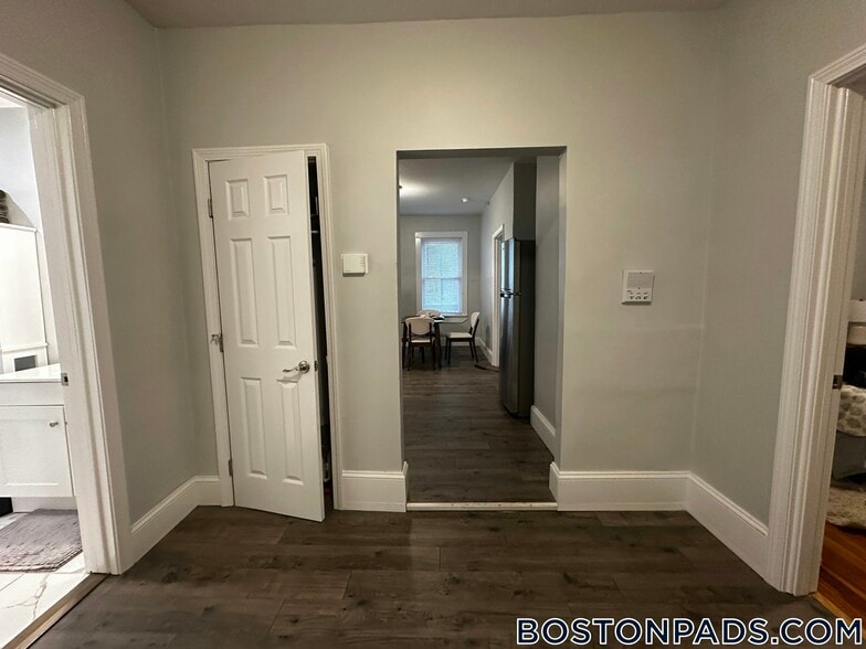 Building Photo - 108 Callender St