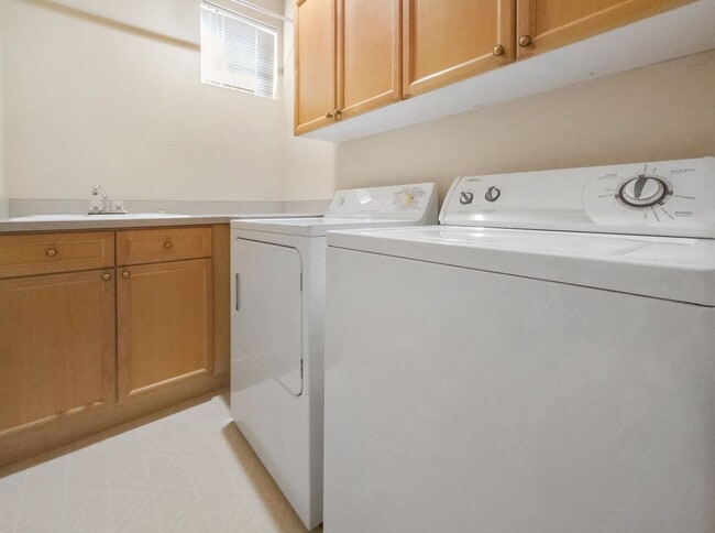 Building Photo - Comfortable 3-Bed End Unit Townhome Near F...