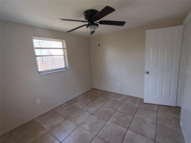 Building Photo - 2333 Roselawn Dr