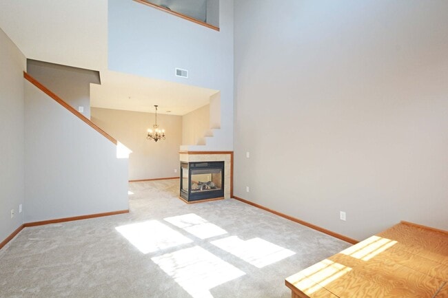 Building Photo - Beautiful 2-Bedroom 3-Bathroom Townhouse in Plymouth!
