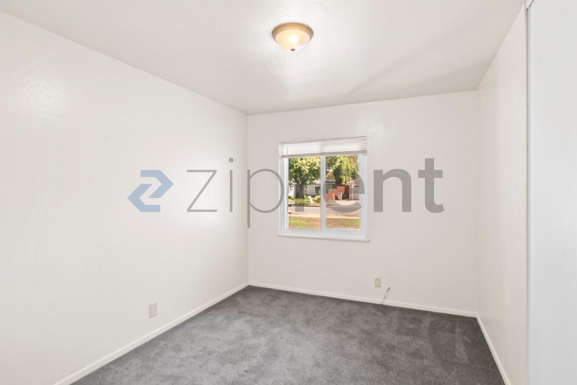 Building Photo - Unit