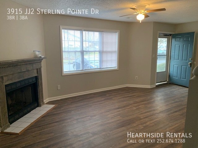 Building Photo - "Charming 3-Bedroom Townhouse with 2.5 Bat...