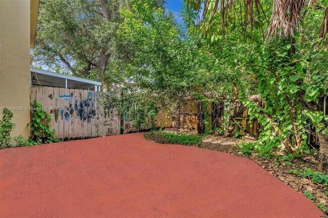 Building Photo - 3750 SW 60th Terrace