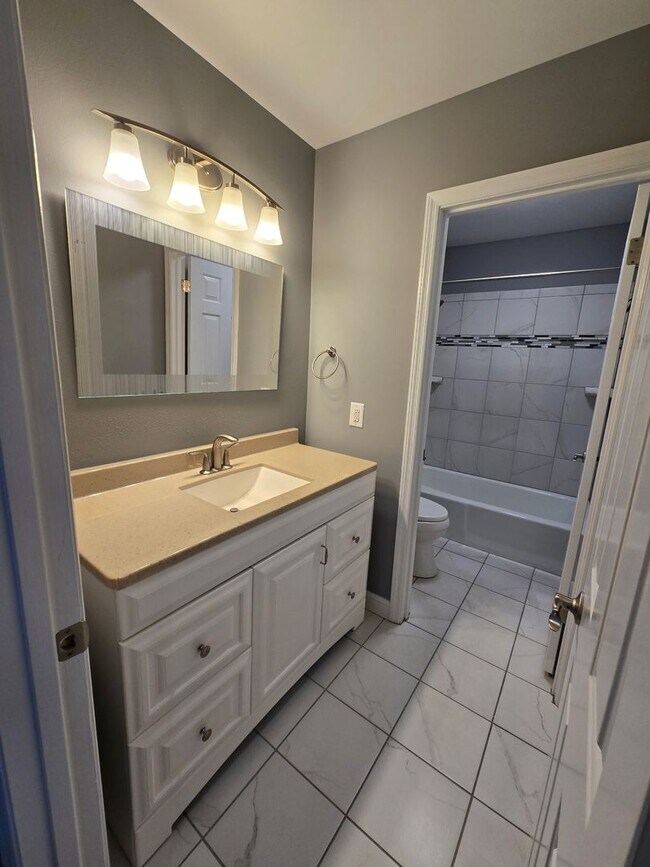 Building Photo - 1118 Villa Ln
