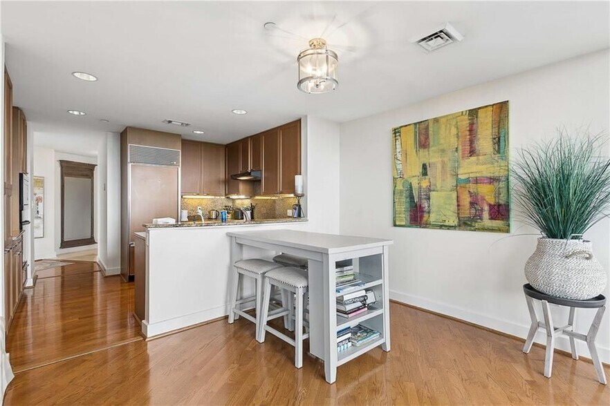 Building Photo - 700 Park Regency Pl NE