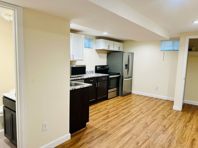 Building Photo - 3 Bed-1 Bathroom Available in Anshutz Medical Center Area - Duplex lower unit