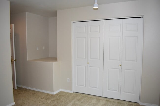 Building Photo - Gorgeous 2br/2.5ba Townhouse in Desirable ...