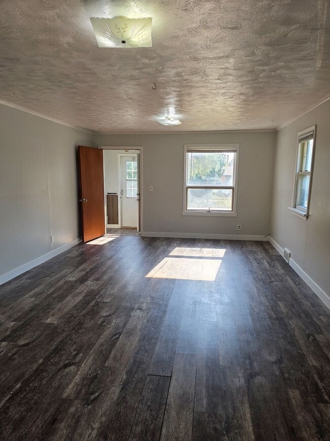 Building Photo - 1021 Dilger Ave