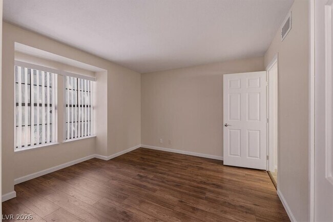 Building Photo - 2410 Pickwick Dr