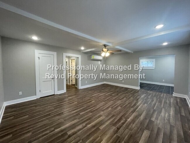 Building Photo - *FIRST MONTH RENT FREE* Freshly Renovated ...