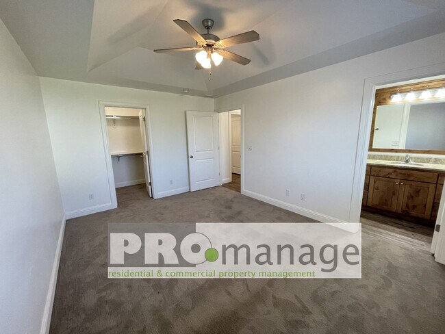 Building Photo - 3 Bed, 2 Bath Town Home w/ 2 Car Garage - Idaho Falls