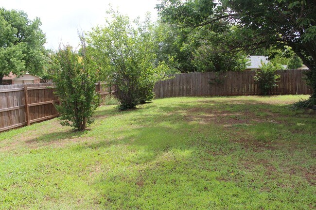 Building Photo - 3 bed 2 bath