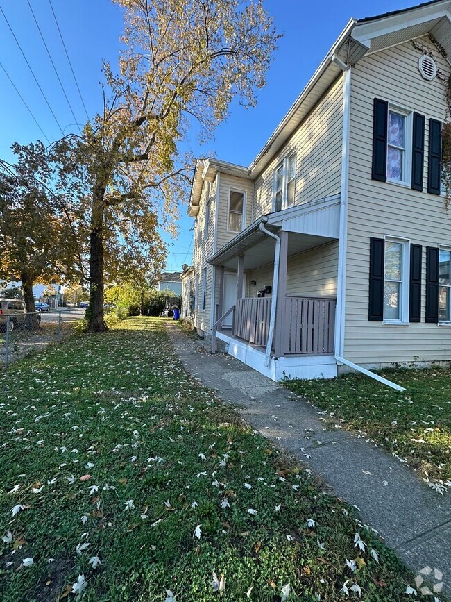 Building Photo - Large One Bedroom in Duplex Lower Unit