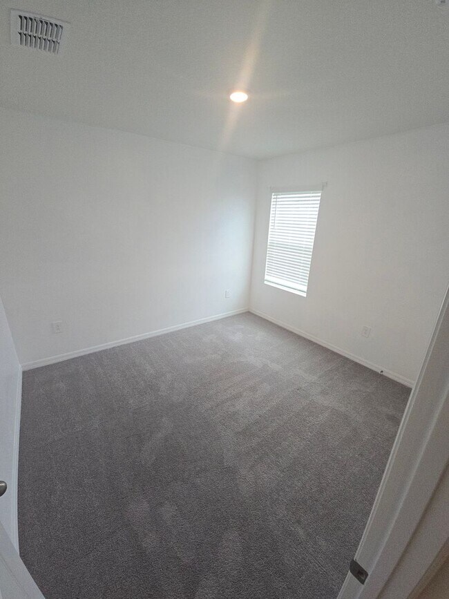 Building Photo - Gorgeous 3-Bedroom, 2-Bathroom Townhouse in Bradenton