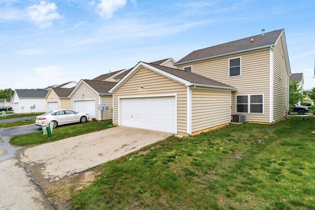 Building Photo - Beautifully Updated Single Family in a Private Community