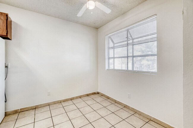 Building Photo - Move-In Ready 2-Bedroom with Cozy Fireplace!