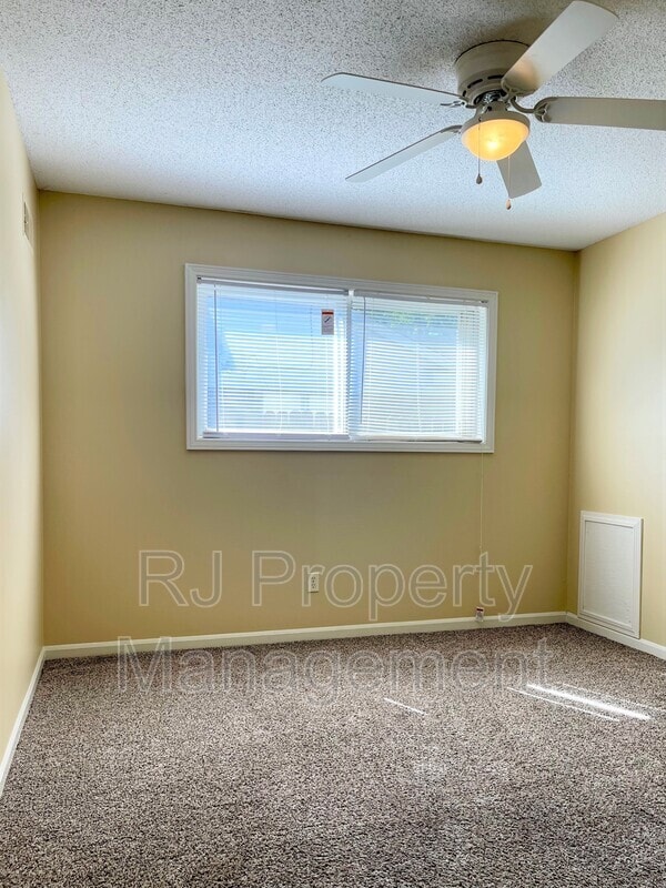 Building Photo - 3235 Foxgate Dr