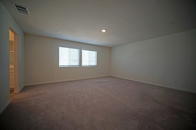 Building Photo - Beautiful 4 Bedroom PLUS office / den in Natomas!