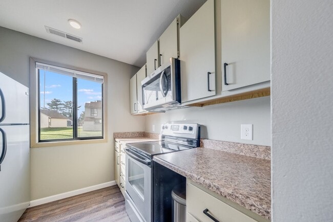 Building Photo - 2 bedroom 1 Bathroom Condo-