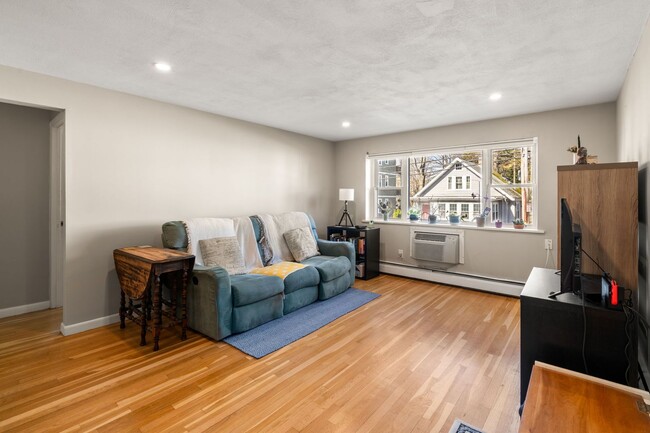 Building Photo - Modern Kitchen - Natural Light - Close to ...
