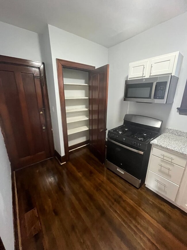 Building Photo - Beautiful Character in this Two Bedroom!