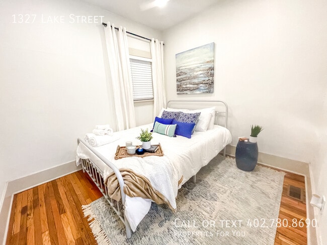 Building Photo - 1327 Lake St