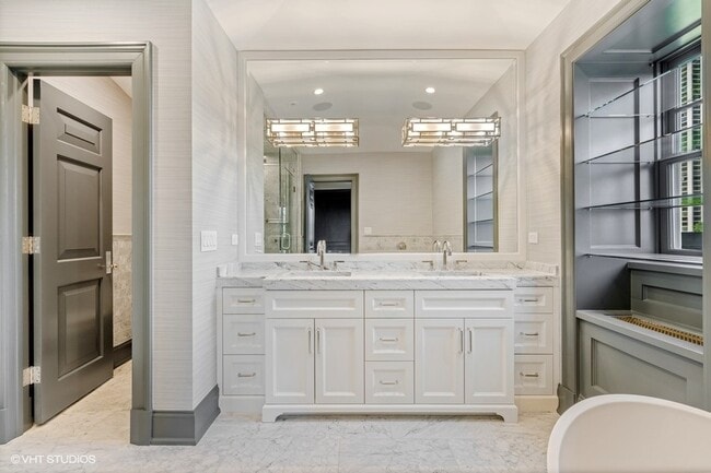 Building Photo - 2700 N Lakeview Ave