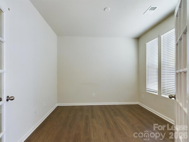 Building Photo - 15611 Country House St