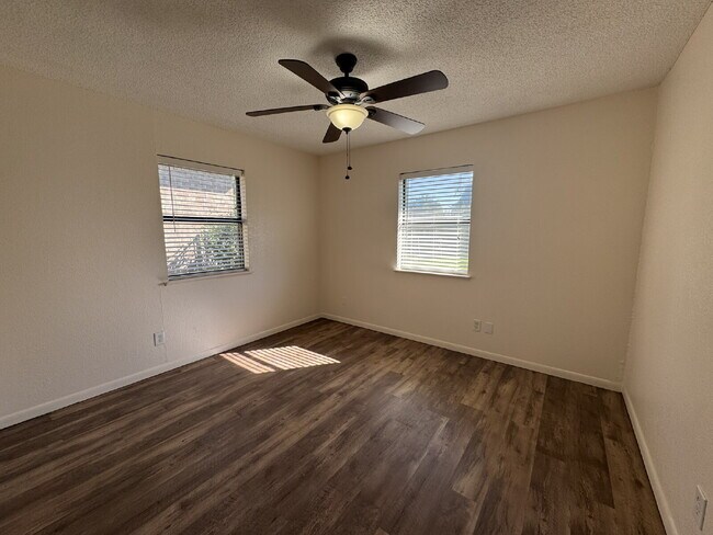 Building Photo - Lovely 3 bedroom 2 bath in desirable neigh...