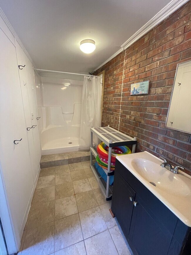 Building Photo - Large 4/4 House in Maplewood $2,650