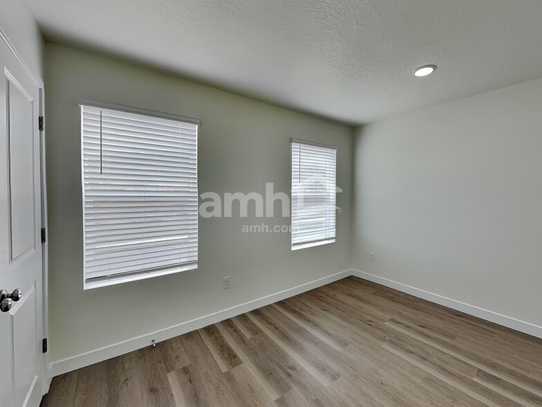 Building Photo - 1322 W Mahogany St