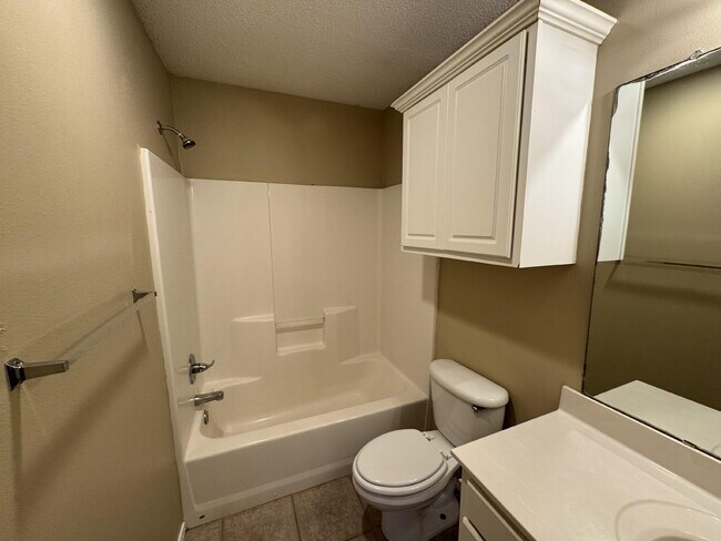 Building Photo - 802 N Englewood Ave