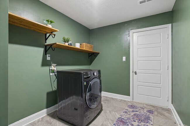 Building Photo - 833 Lutz Ln