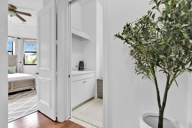 Building Photo - 10703 Versailles Blvd