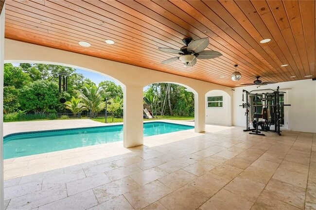 Building Photo - 1120 E Tropical Way