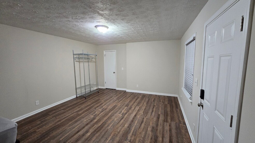 Building Photo - 3005 Hidden Dr