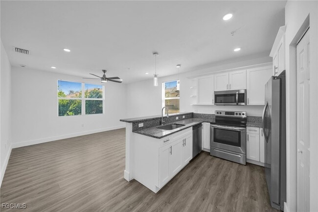 Building Photo - 275 SW 4th St