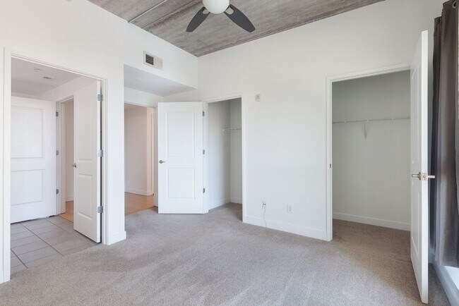Building Photo - Bright, Contemporary 1/1  Condo in Grant Park w/ City Views!