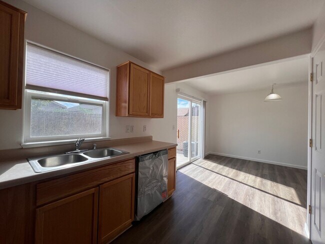 Building Photo - 665 Starlite Dr