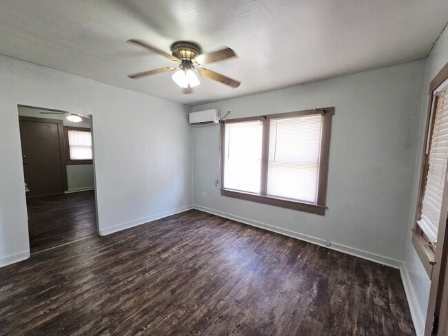 Building Photo - 1001 S Main St