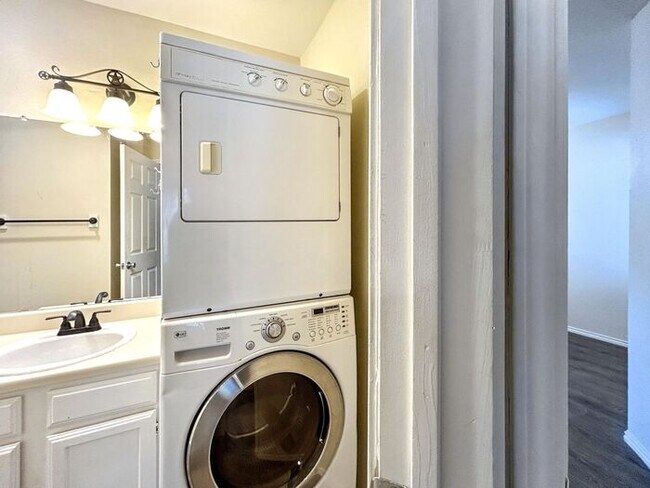 Building Photo - Charming 2-Bedroom Condo with Modern Ameni...