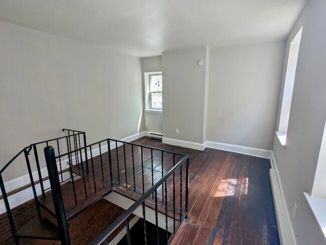 Building Photo - 609 N 11th St