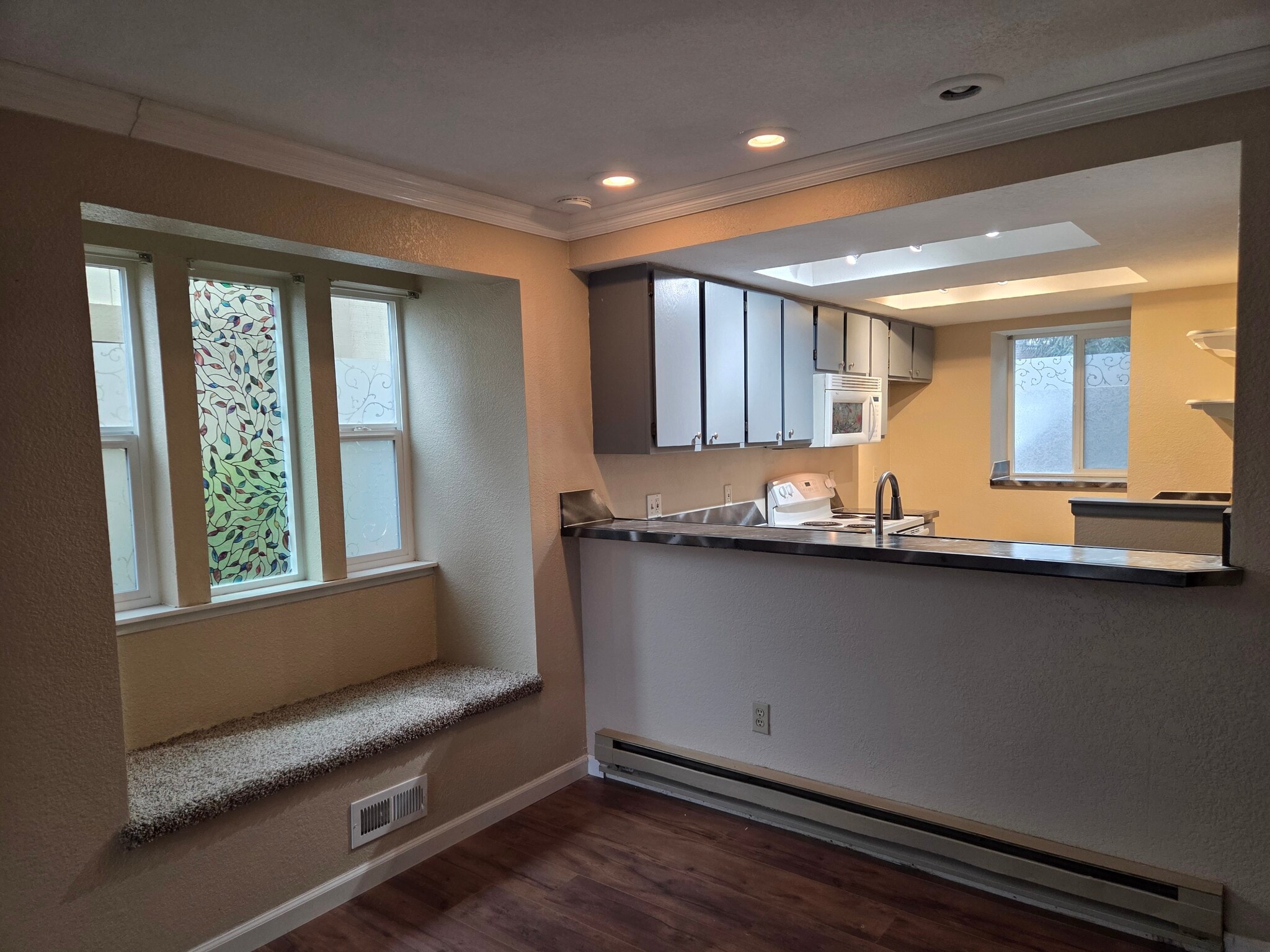 Bay windo with seat/ reading nook - 220 Israel Rd SW