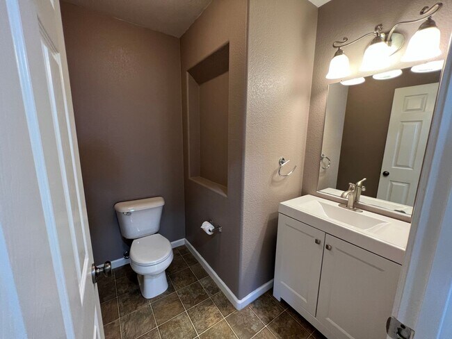 Building Photo - Large 4 bedroom located on a well maintained court!