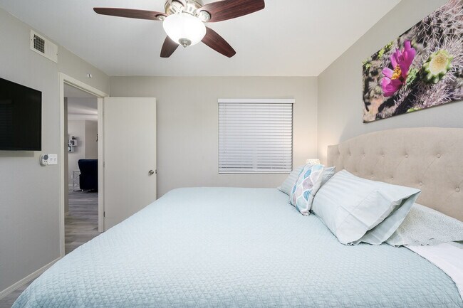 Building Photo - 4850 E Desert Cove Ave